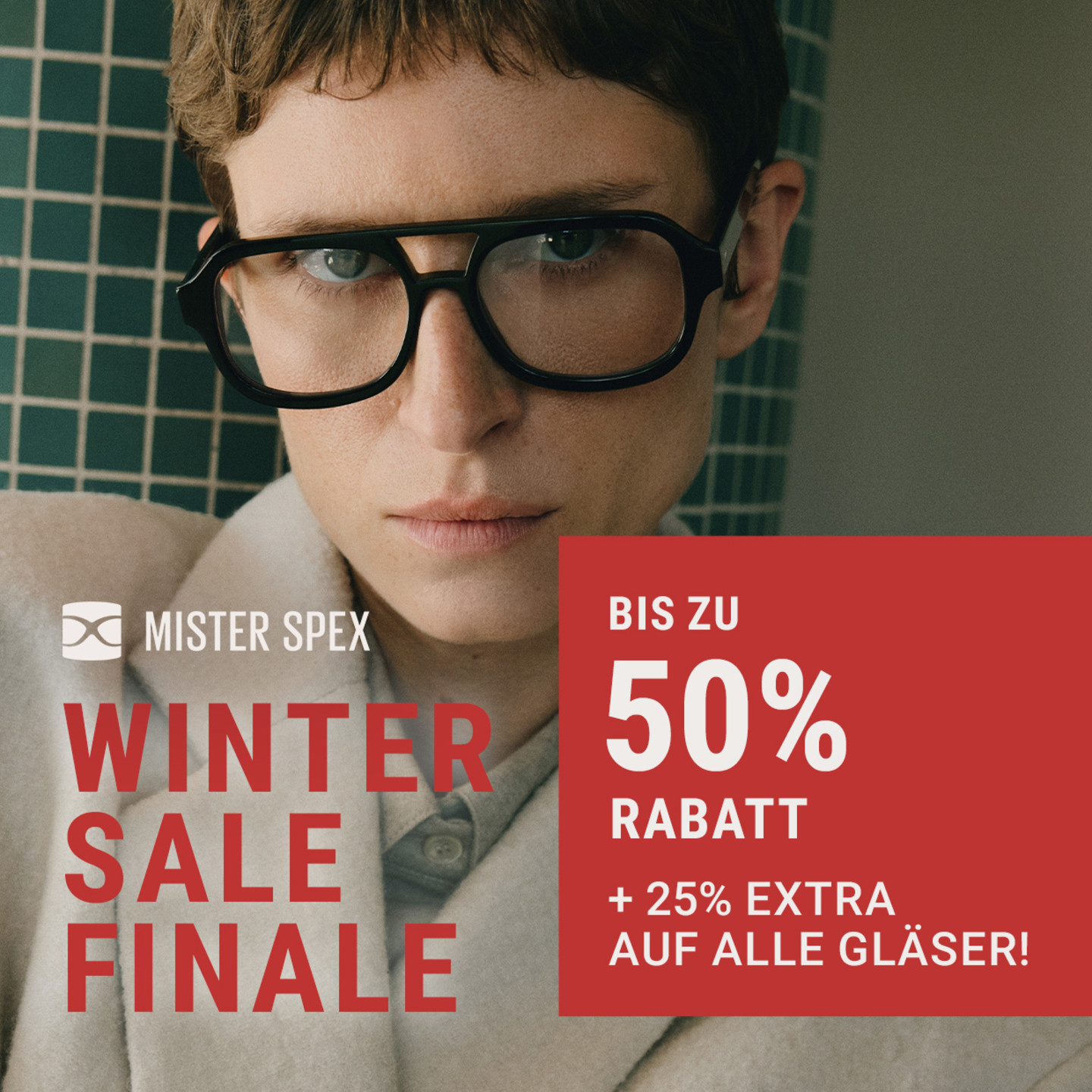 Ein Model trägt eine schwarze Statement‑Brille vor einem grün gekachelten Hintergrund, daneben ein Hinweis auf bis zu 50 % Rabatt im Winter Sale‑Finale.